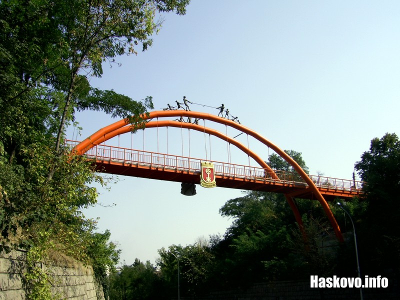 Мостът с фигурите