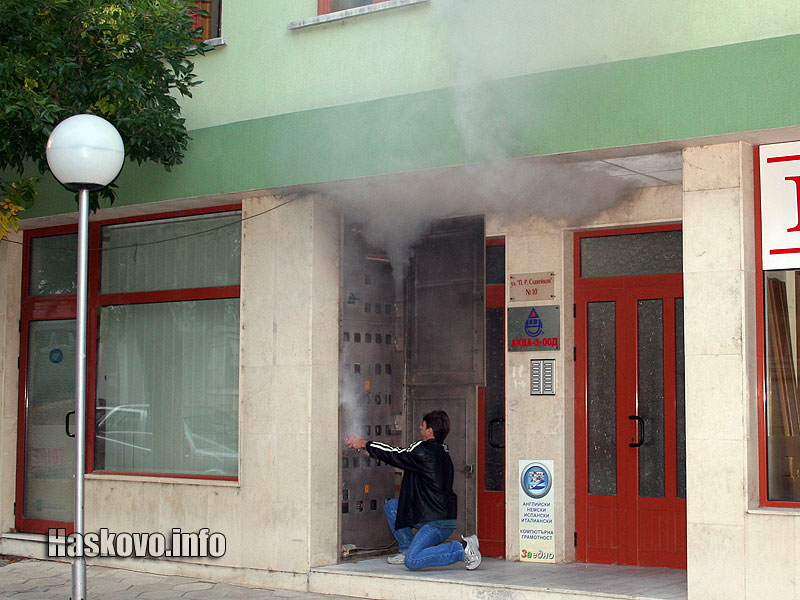 Пожарът бе загасен от живеещите в сградата