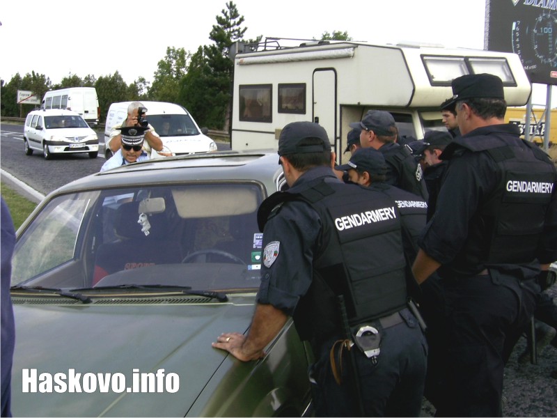 Жандармеристи преместиха колата от пътя