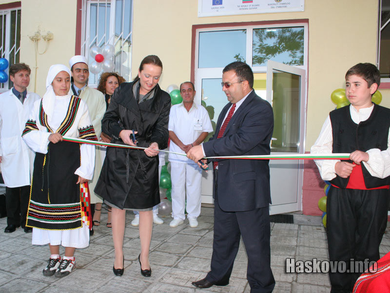 Лентата на новия хоспис прерязаха областният управител Райна Йовчева и кметът Гюнер Сербест