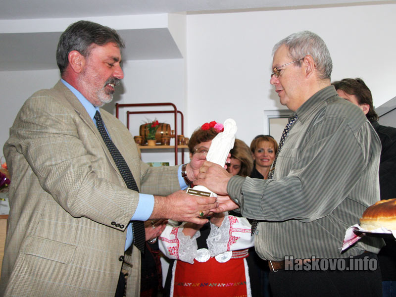 Кметът Георги Иванов подари на председателя на клуба Георги Желев статуя на Света Богородица