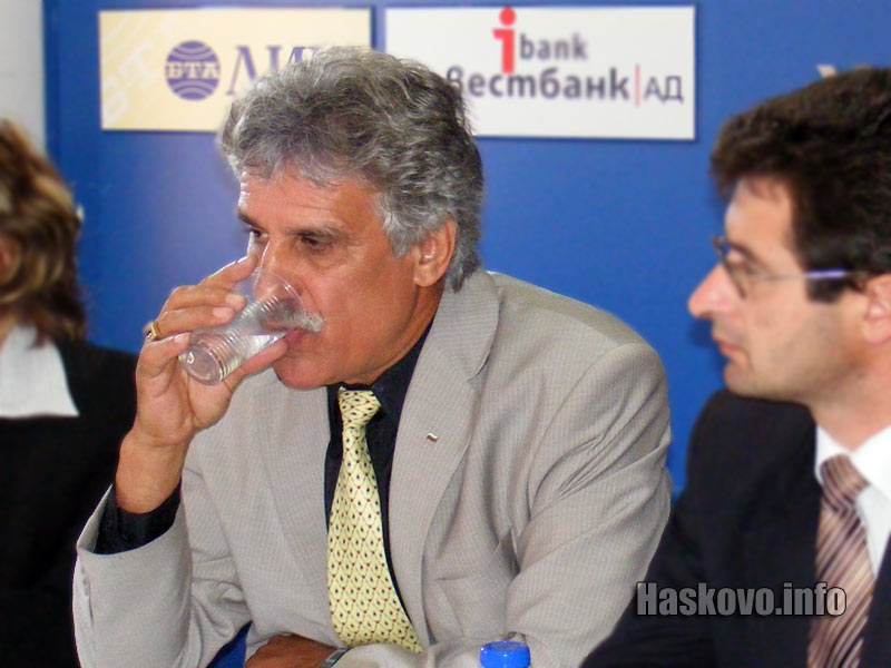 На пресконференцията Емил Георгиев предпочете минералната вода
