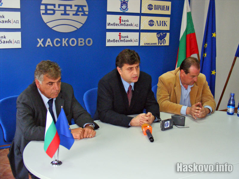 Пламен Юруков (в средата)