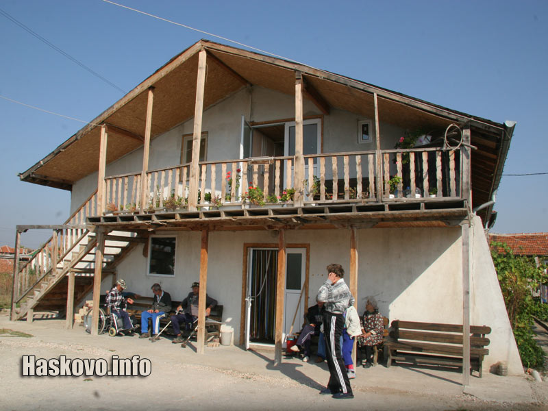 Сградата на приюта