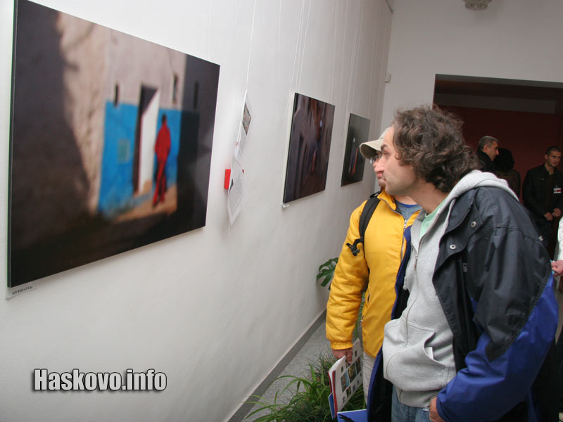 Хасковски фотографи гледат снимките на Шикора