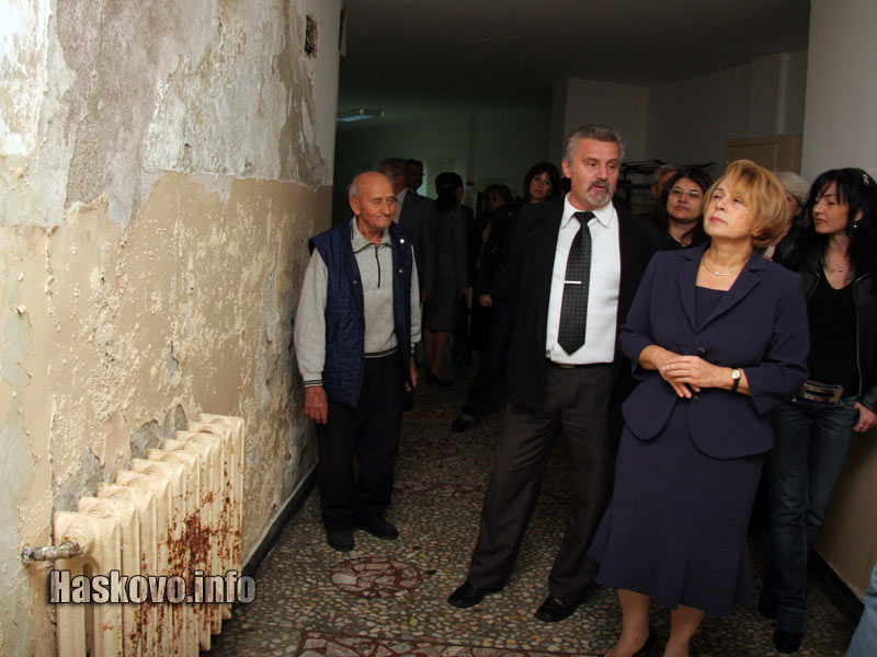 Директорът на дома Вълко Пехливанов показа олющените стени на Масларова