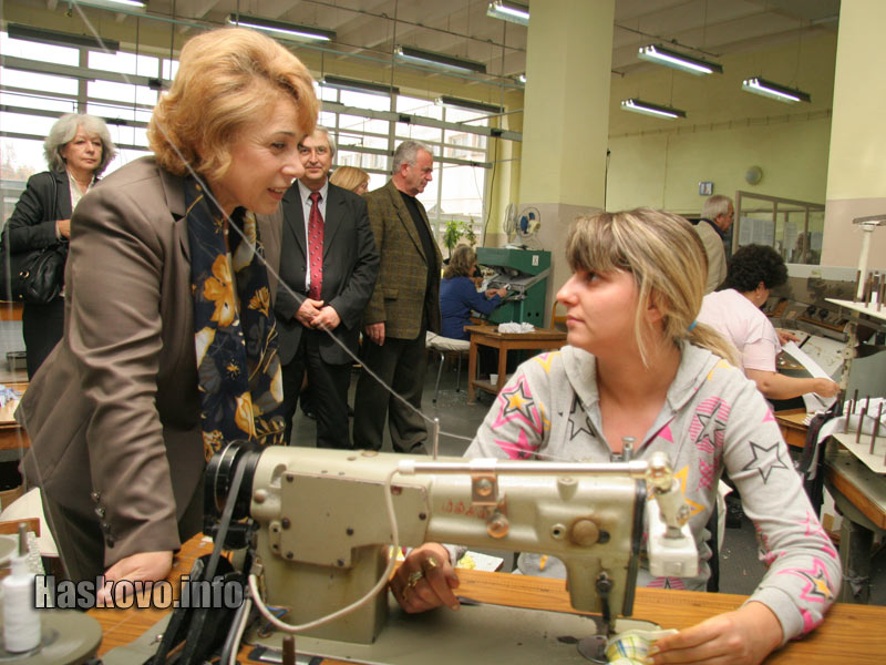 Срещата на министър Масларова с работниците в завод Мир Срещата на министър Масларова с работниците в завод Мир