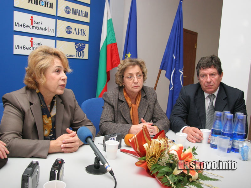 Емилия Масларова представи Господин Георгиев (в дясно)