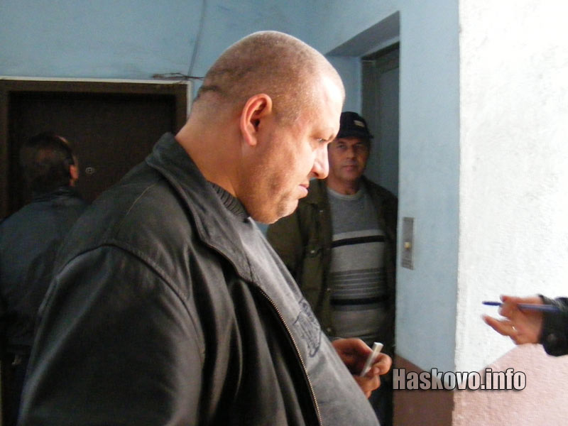 Д-р Христо Еленски пред апартамента