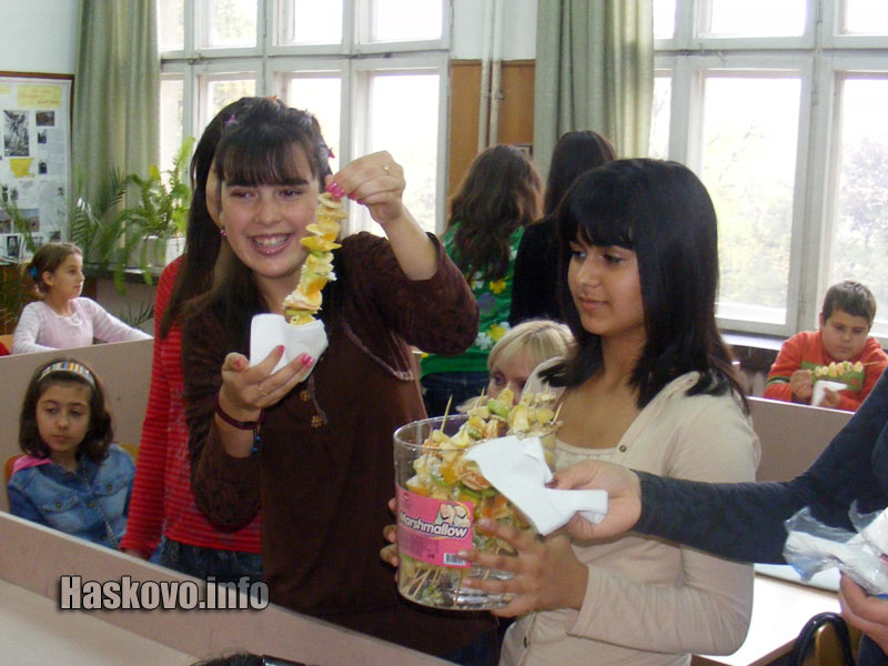 Гостите получиха шишчета от плодове