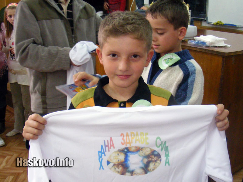 Участниците бяха наградени с тениски