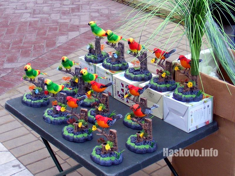 Пластмасовите папагали