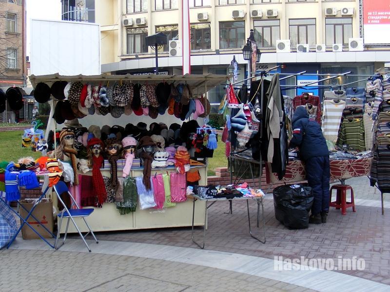 Базарът пред кино Аида