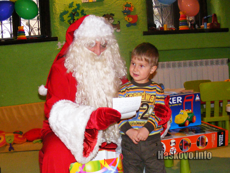 Дядо Коледа дава подаръци в хасковско заведение
