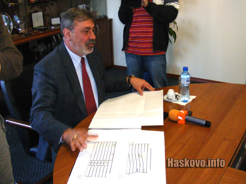 Георги Иванов показа проекта за паркинга