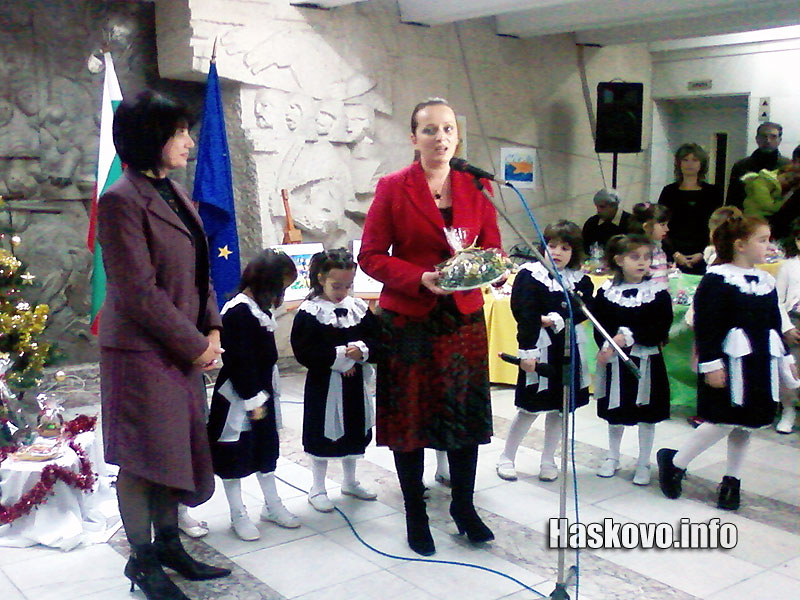 Децата от градината по изкуствата подариха на Райна Йовчева коледна аранжировка