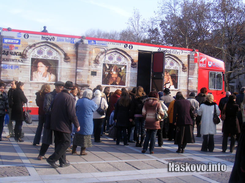 Пътуващата библиотека събра малки и големи на площада
