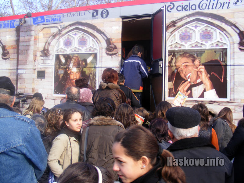 Пътуващата библиотека събра малки и големи на площада