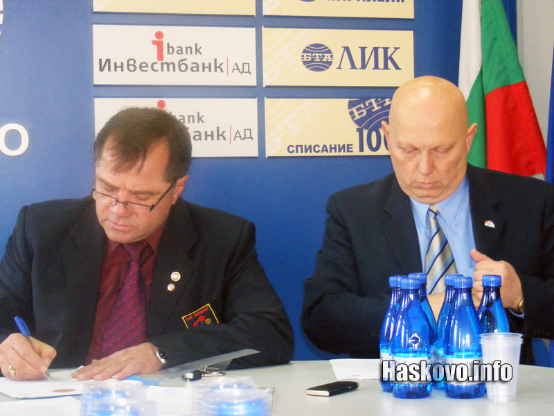 Байчо Бахов (в ляво)