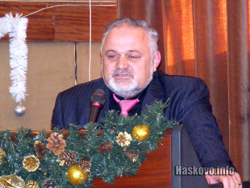 Вносителят на предложението Себахтин Исмаил се бе изтупал с костюм и червена вратовръзка