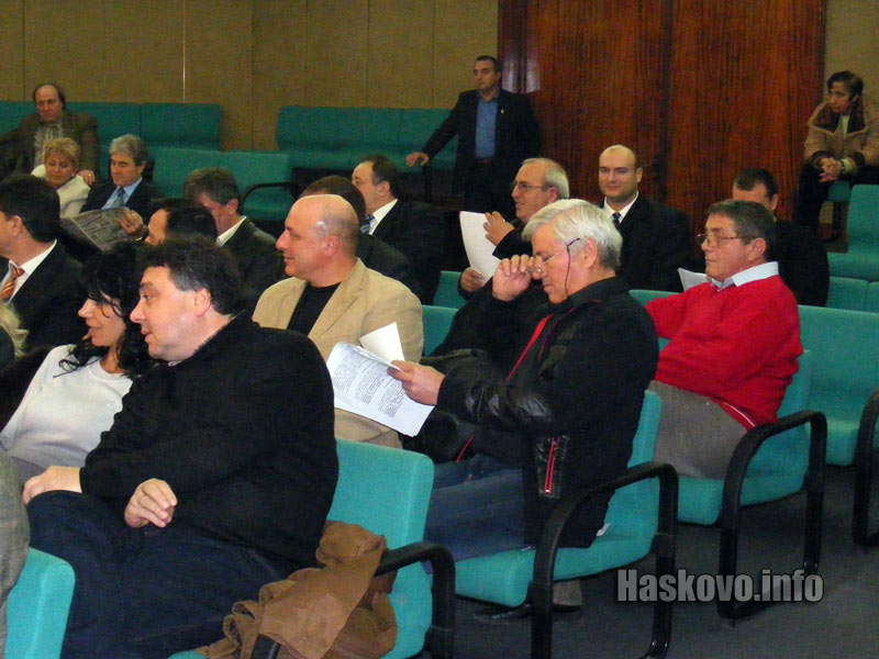 Голяма част от съветниците идват на заседанията по дънки и пуловер