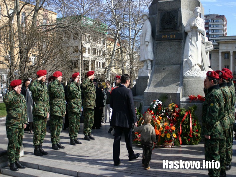 Венци и цветя пред паметника на Незнайния воин