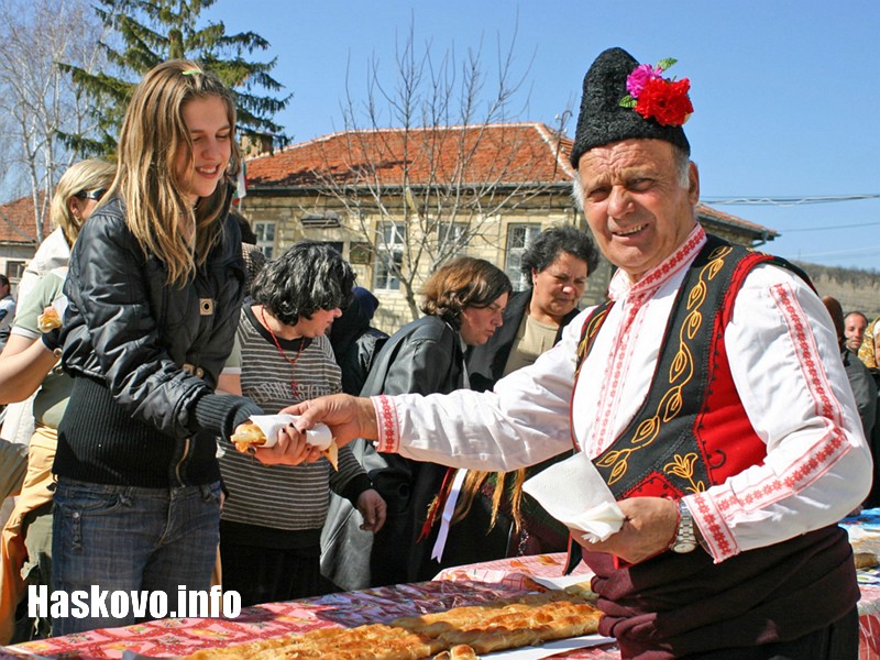 Всеки получи парче от дългата баница