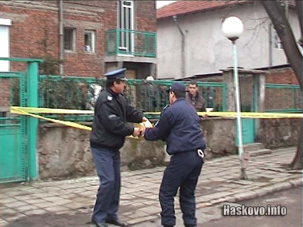 Полицаи обезопасиха мястото преди да пристигнат служителите на ДОТИ