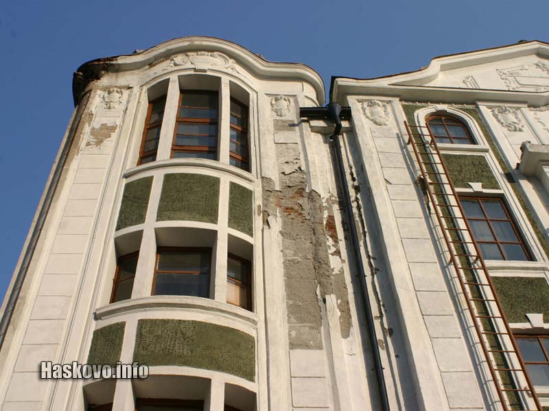 Мястото, от където падна мазилката