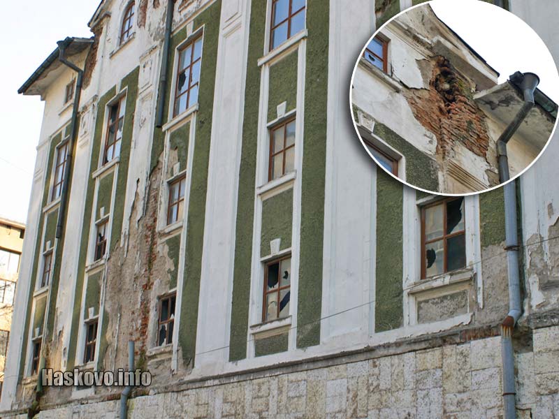 Цялата сграда е в окаяно състояние