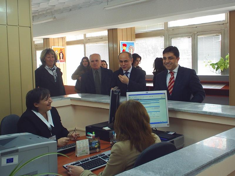 В новия салон на НАП вече няма стъклени прегради между служителите и клиентите