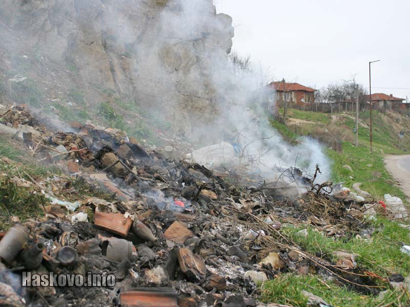 Сметището на метри от къщите