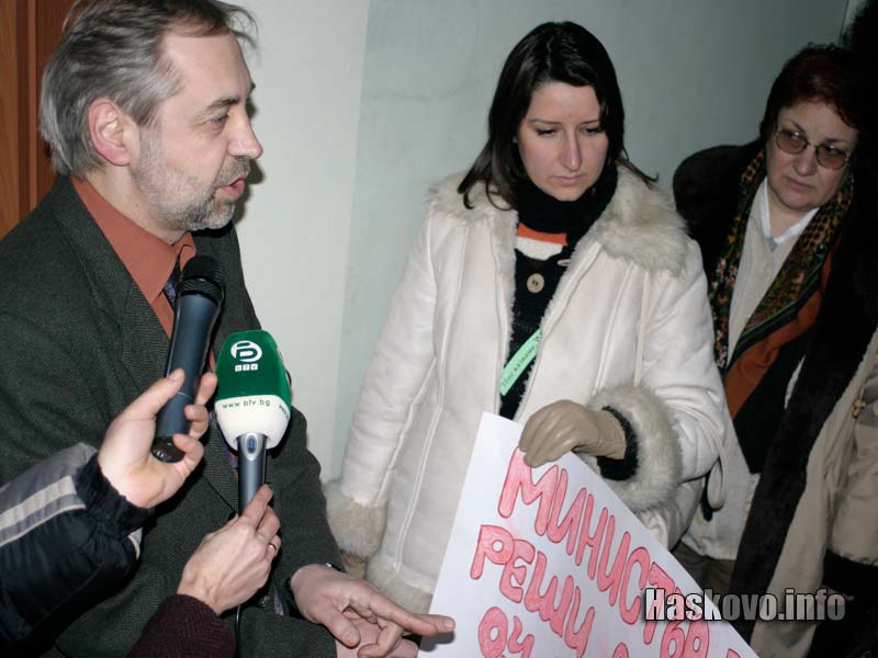 Иван Панайотов разговаря с протестиращите учители