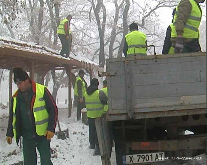Работници днес разрушиха навеса на Св. Георги