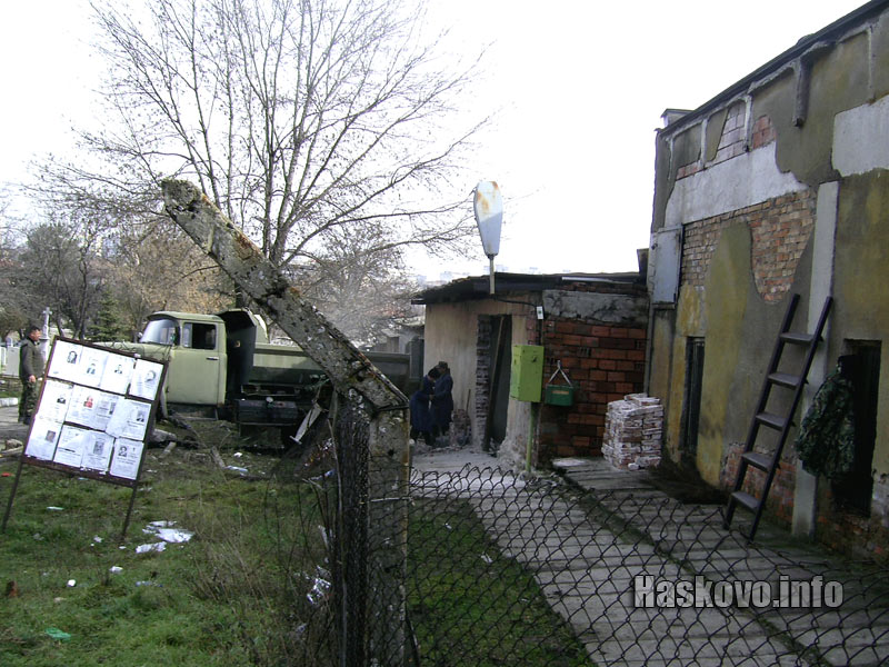 Военните ремонтират разбитата стена