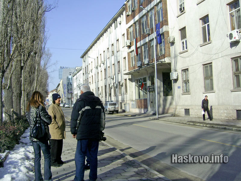 Пред сградата на МВР в Хасково се събраха само журналисти