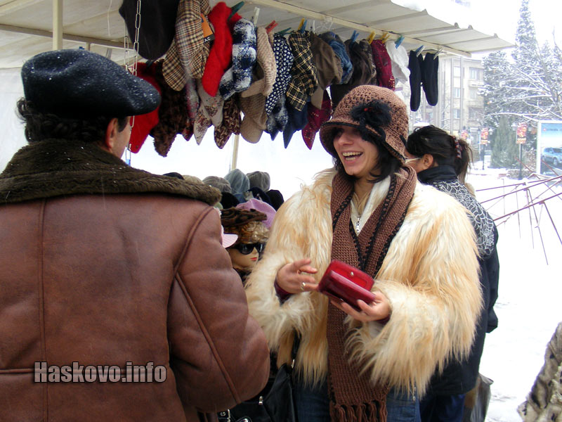Млада дама се спазари за по-ниска цена