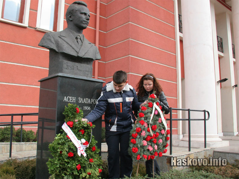 Поднасяне на венци пред паметника на Асен Златаров