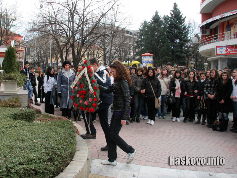 Поднасяне на венци пред паметника на Асен Златаров