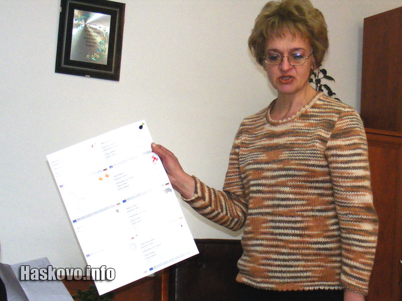 Епидемиологът д-р Снежана Иванова показва картичките