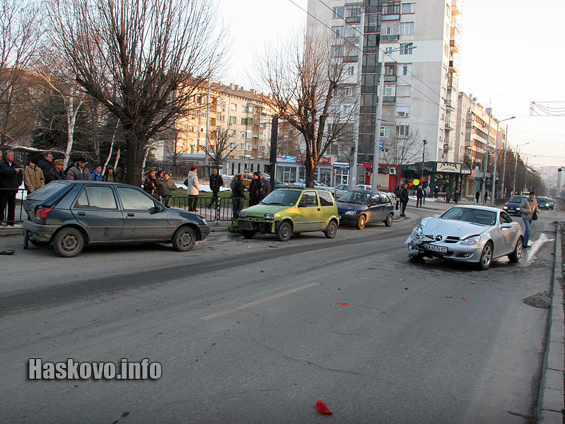 Трите катастрофирали коли