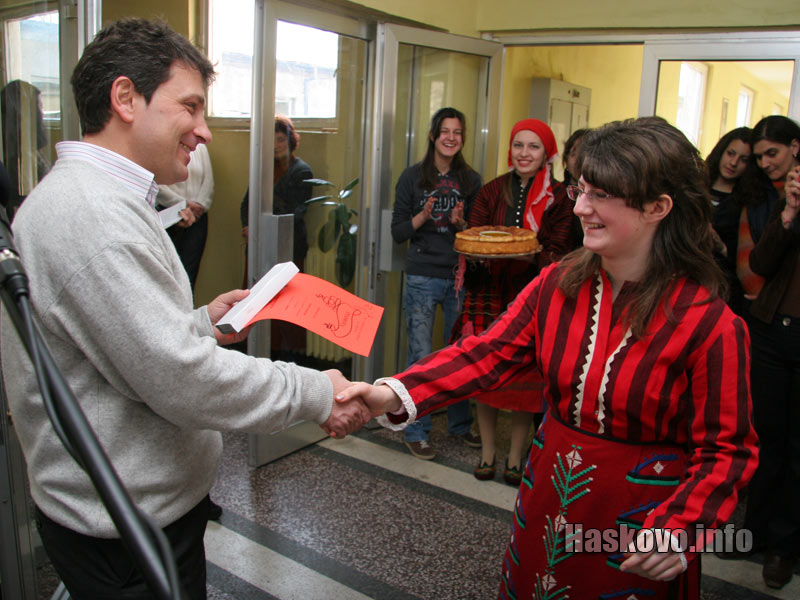 Мартеници в Младежки център Мартеници в Младежки център