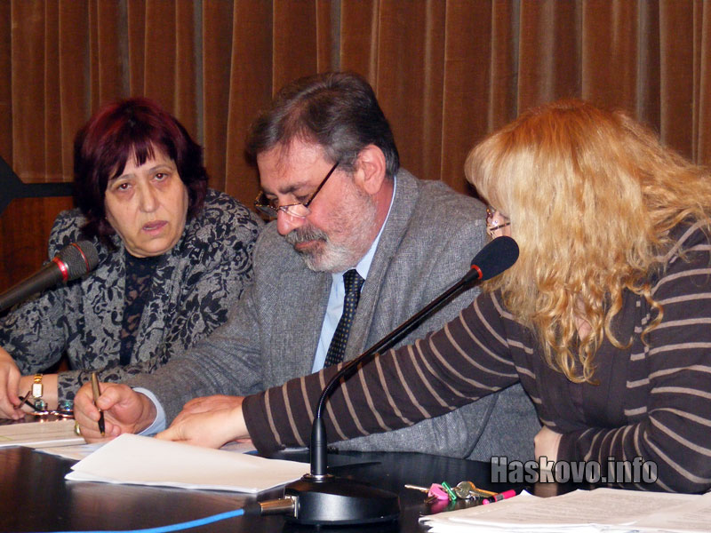 Зам.-кметът Нели Станева, кметът Георги Иванов и гл. счетоводител на общината Живка Делчева