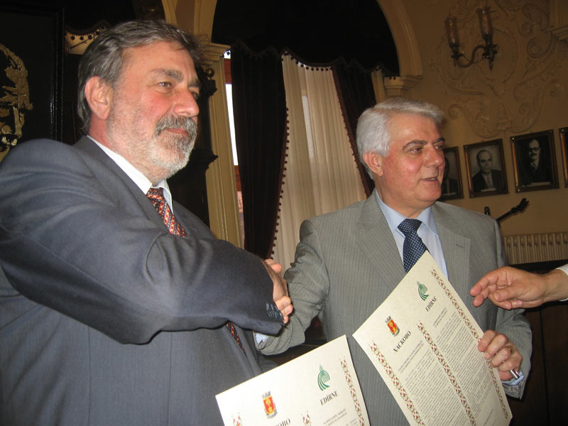 Георги Иванов и Хамди Седефчи при подписването на побратимяването