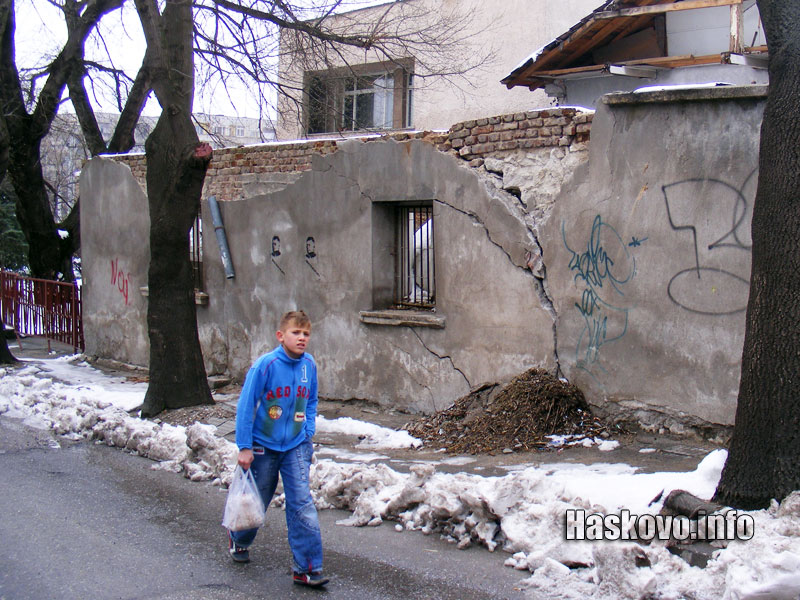 Опасната стена