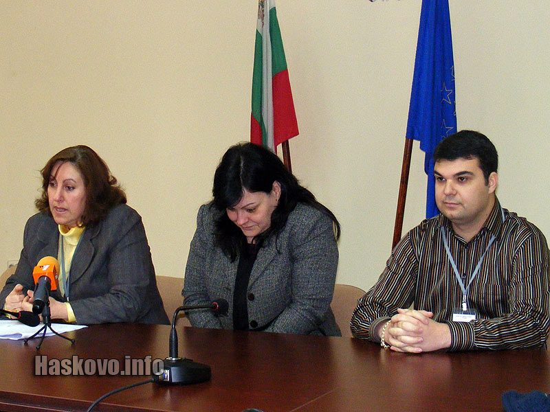 Гроздана Христова (в средата)