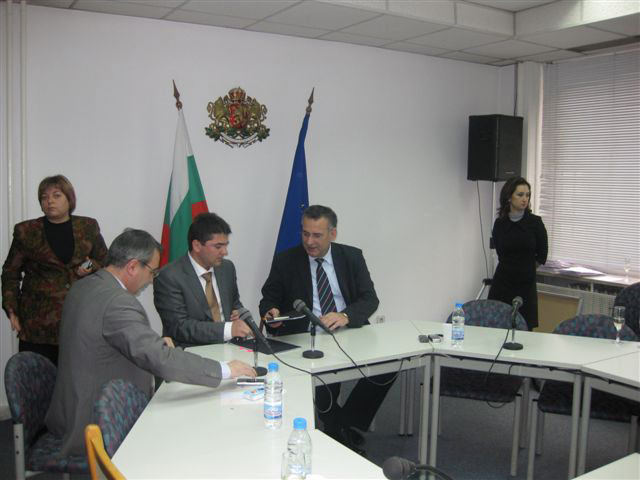 Стефан Димитров подписва меморандумите за одобрените проекти