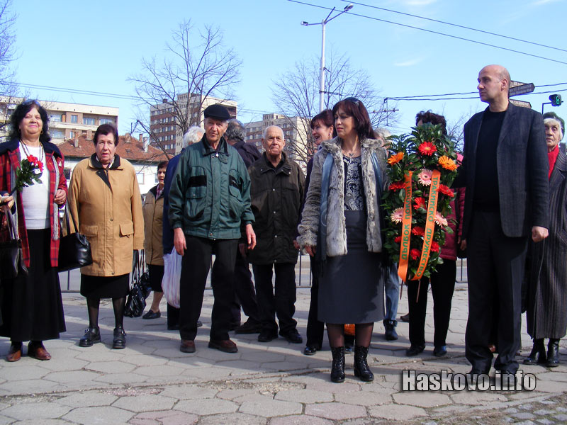 Хасковските тракийци поднесоха венци и цветя пред паметника на Капитан Петко Войвода