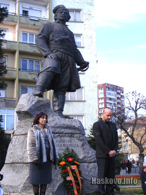Хасковските тракийци поднесоха венци и цветя пред паметника на Капитан Петко Войвода
