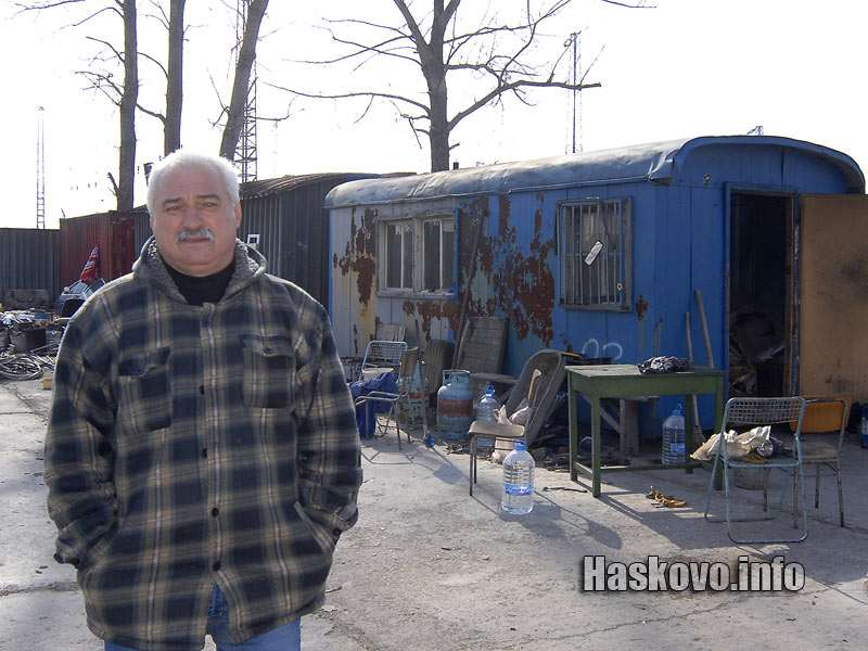 Собственикът на работилницата Делчо Нейчев до фургона, където е открит пребитият мъж.